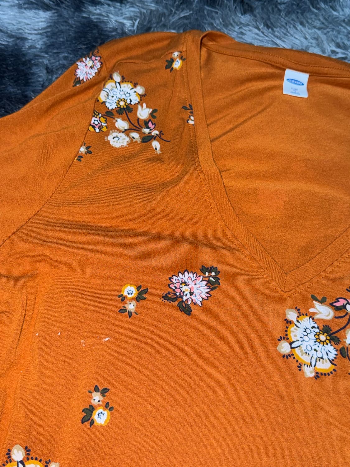 오렌지 브라운 패턴 프린트 V넥 반팔 | VKEI 계열 상품이미지3