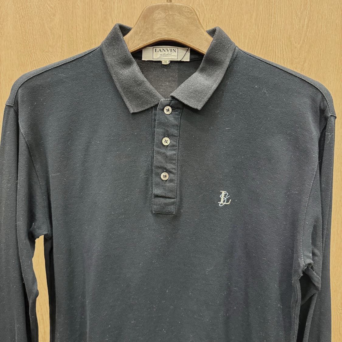 랑방 긴팔 카라 티셔츠 로고자수 3버튼 포인트 디테일 레귤러핏 블랙 상품이미지4