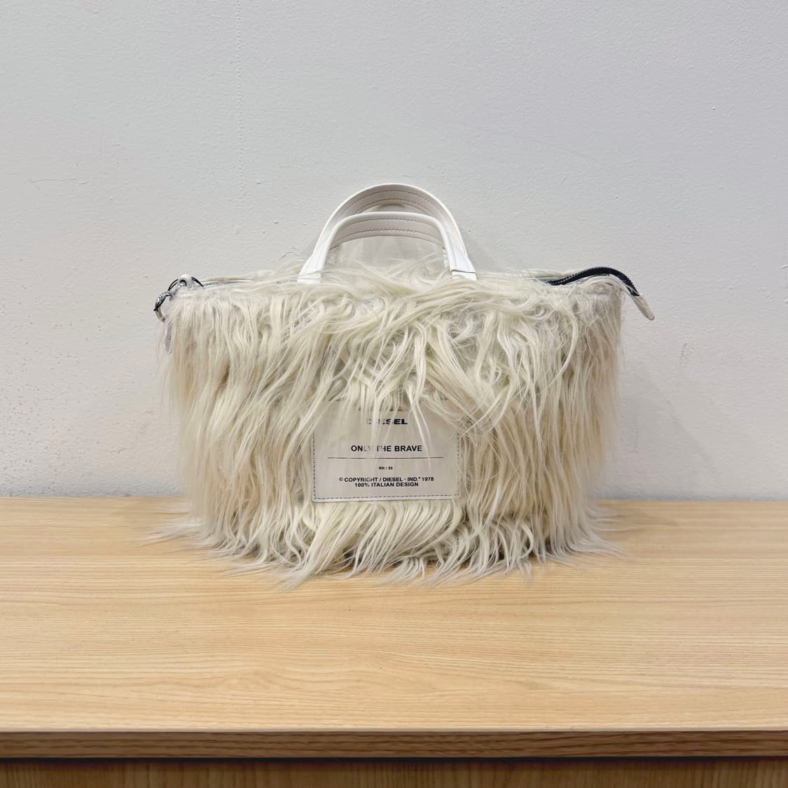 디젤 미니 토트 숄더백 퍼 텍스처 더블핸들 지퍼 디테일 아이보리 상품이미지1