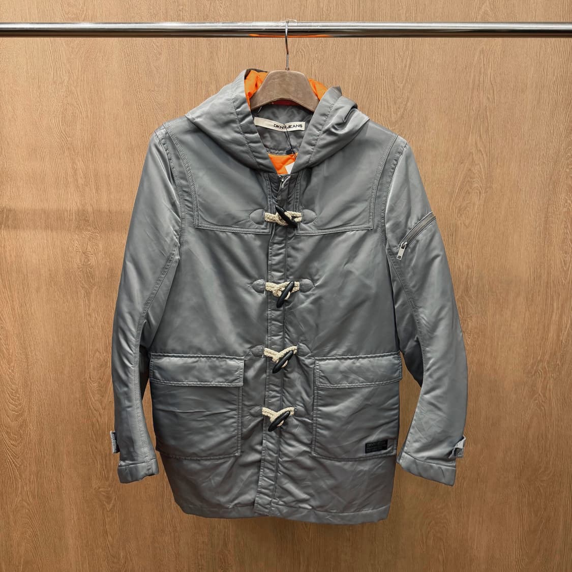 도나카란 뉴욕 진스 나일론 패딩 코트 토글 로프 스트랩 디테일 그레이 상품이미지2