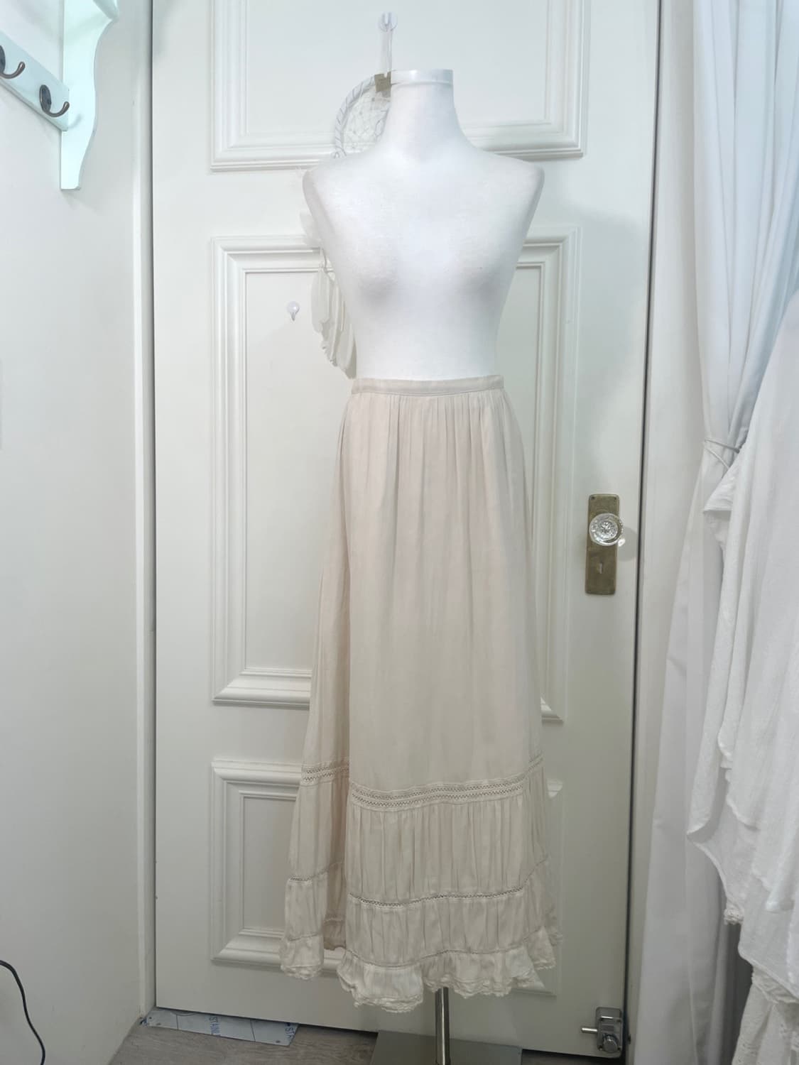 beige lace trim mori long skirt(size-38) 상품이미지1