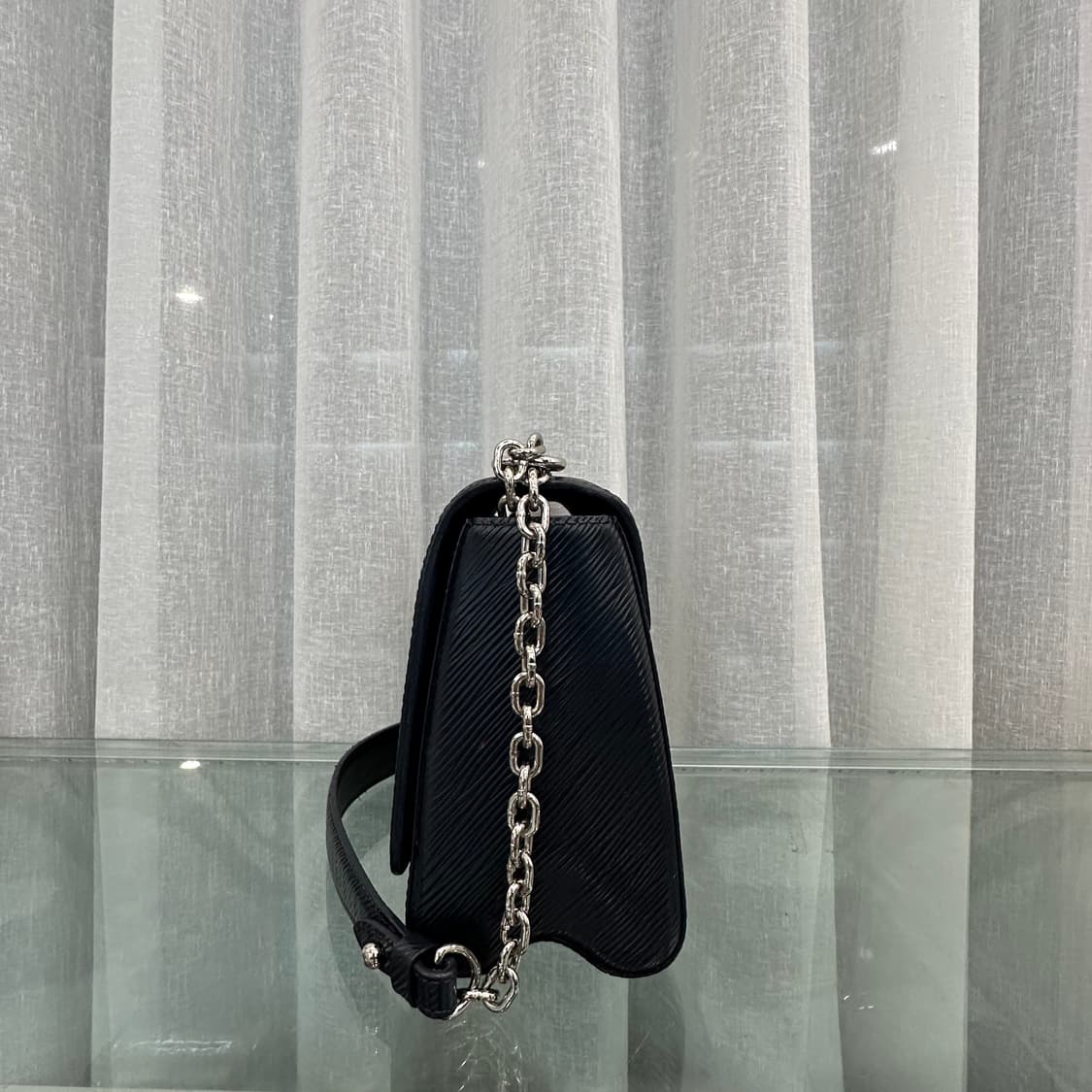 루이비통 트위스트 MM 은장 크로스백 상품이미지3