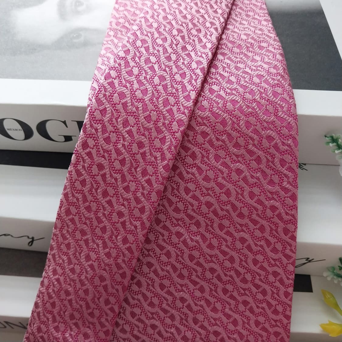 아이그너 실크 핑크 로고 패턴 넥타이 9.5cm A+등급 K1261
 상품이미지3