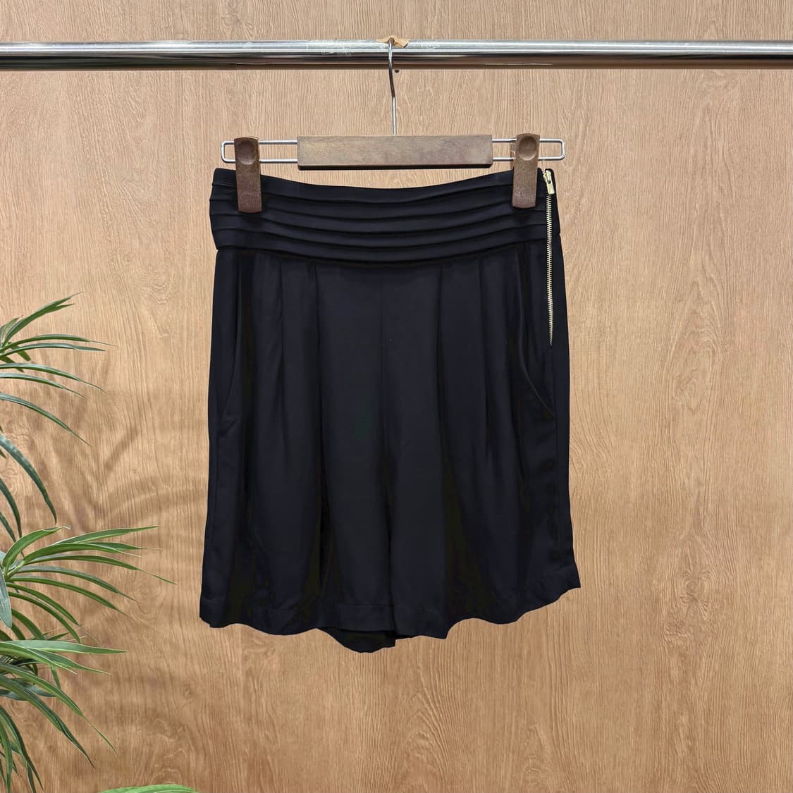 산드로 플리츠 디테일 와이드 쇼츠 팬츠 사이드 골드 지퍼 디테일 블랙 상품이미지1