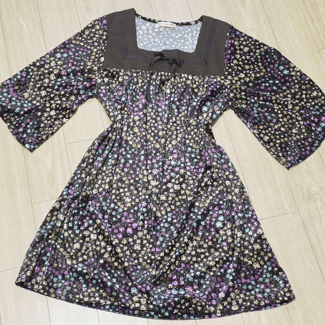 블랙x퍼플 보헤미안 잔꽃무늬 벨벳 스퀘어넥 원피스 상품이미지1