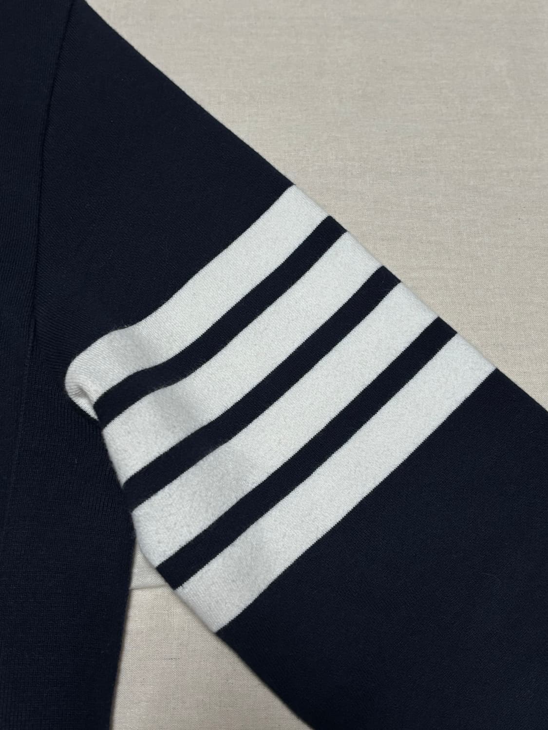 톰브라운 사선완장 맨투맨 [2] 상품이미지4