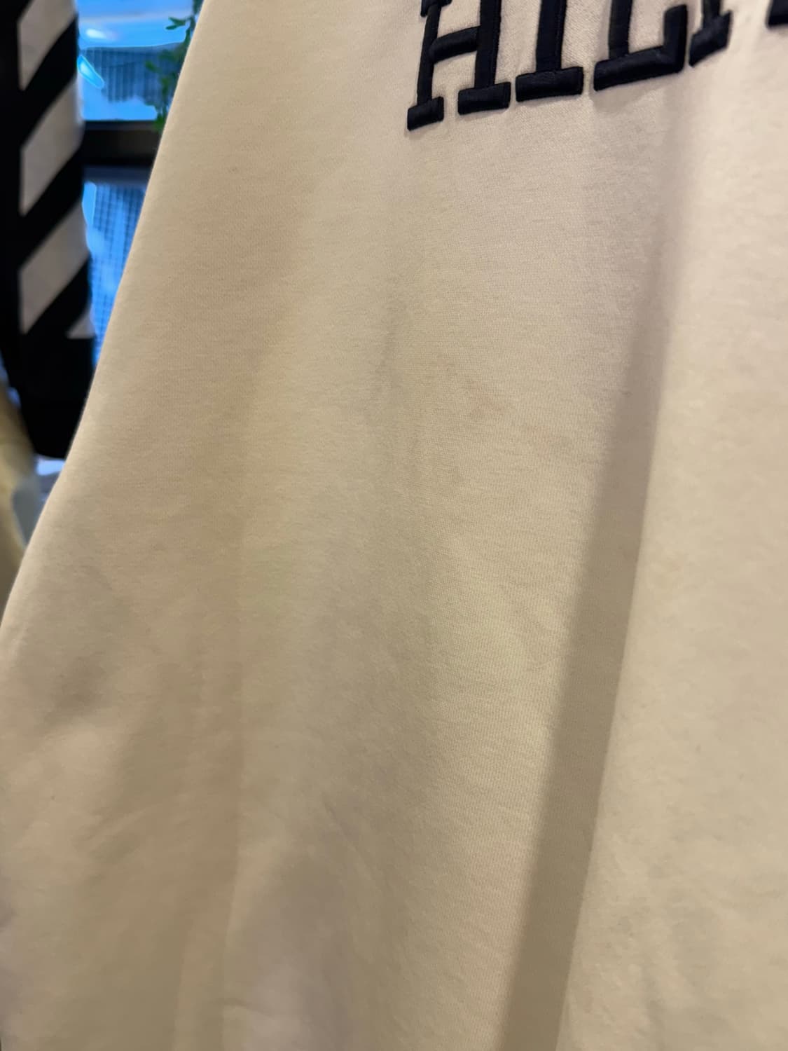 타미힐피거 자수로고 화이트 맨투맨 상품이미지2