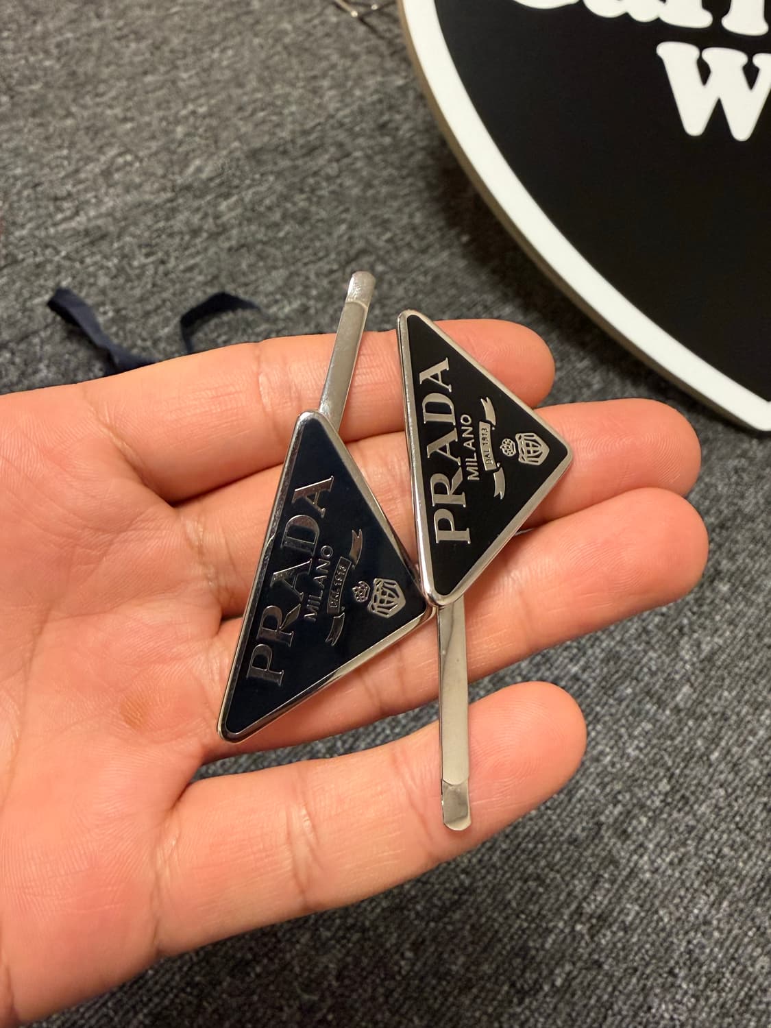 [ONE SIZE] 프라다 삼각로고 메탈 클립 헤어핀 블랙 상품이미지3