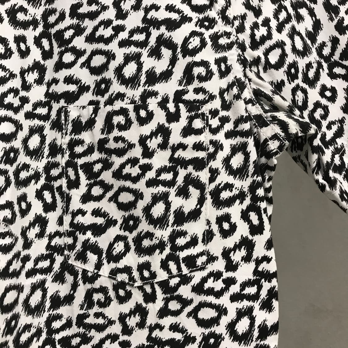 꼼데가르송 옴므 플러스 레오파드 반팔 셔츠 XS 상품이미지4