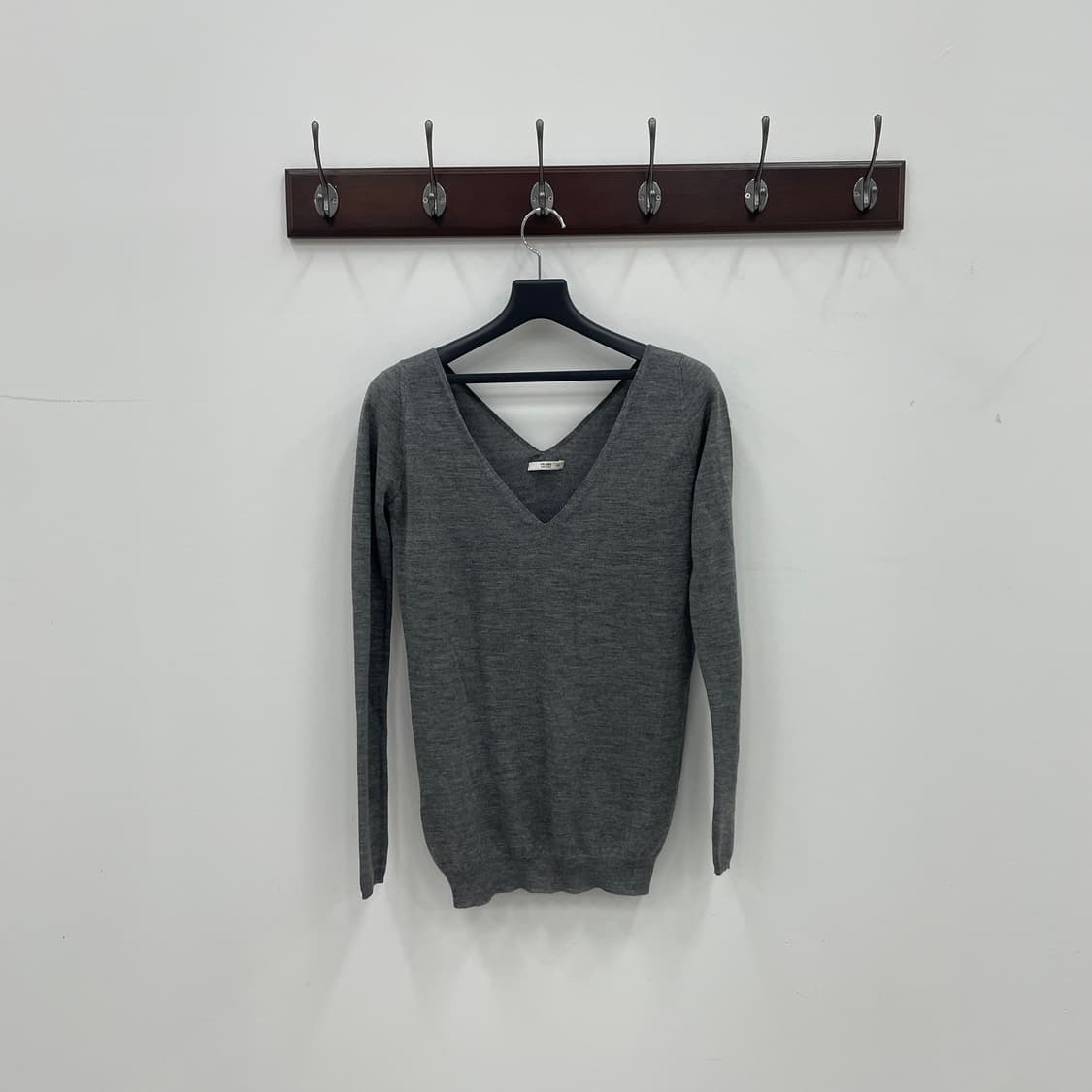 프라다 V넥 긴팔 니트 그레이 상품이미지1