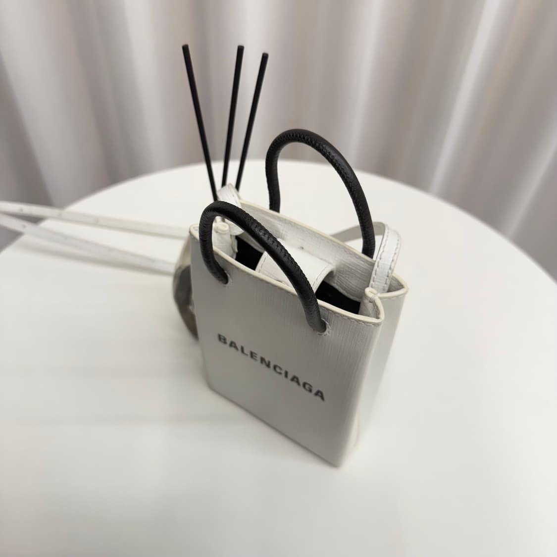 [정품] 발렌시아가 폰 홀더 크로스백 화이트 상품이미지4