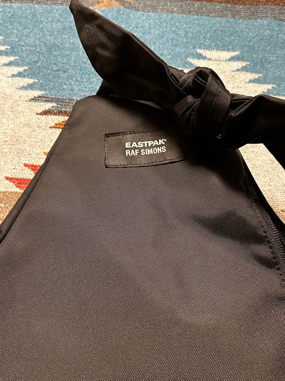 이스트팩 라프시몬스 슬링백 상품이미지2