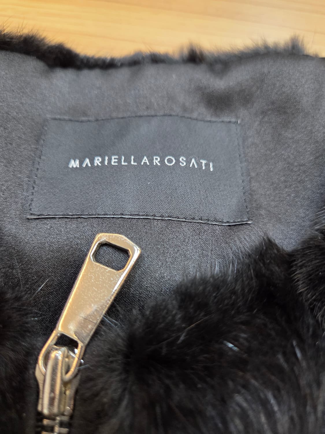 마리엘라 로사티 검정 밍크 베스트 M사이즈입니다. 부드러운 밍크 소재로  상품이미지5