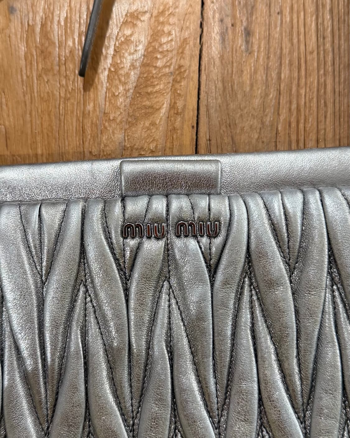 미우미우 실버 마테라쎄 클러치 상품이미지7