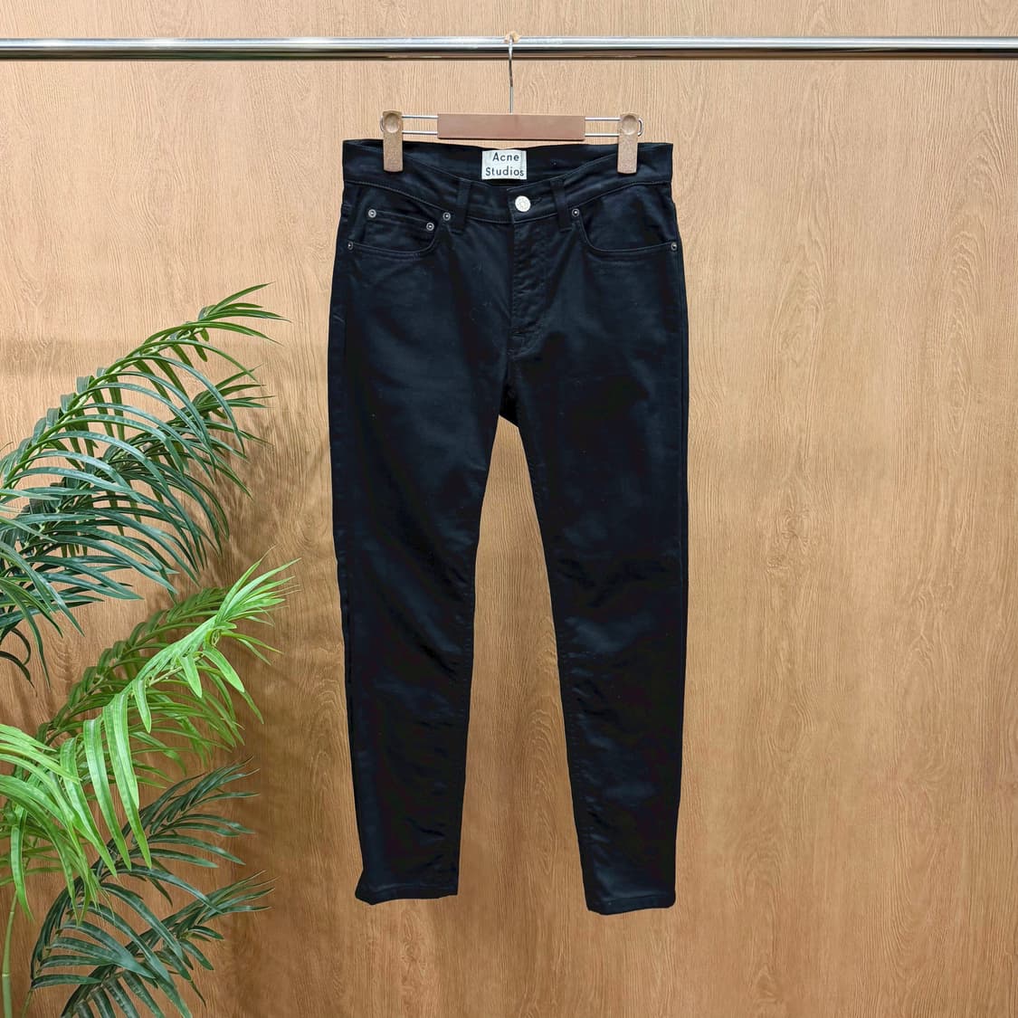 아크네스튜디오 코튼 팬츠 로고 버튼 포인트 백포켓 디테일 슬림핏 블랙 상품이미지1