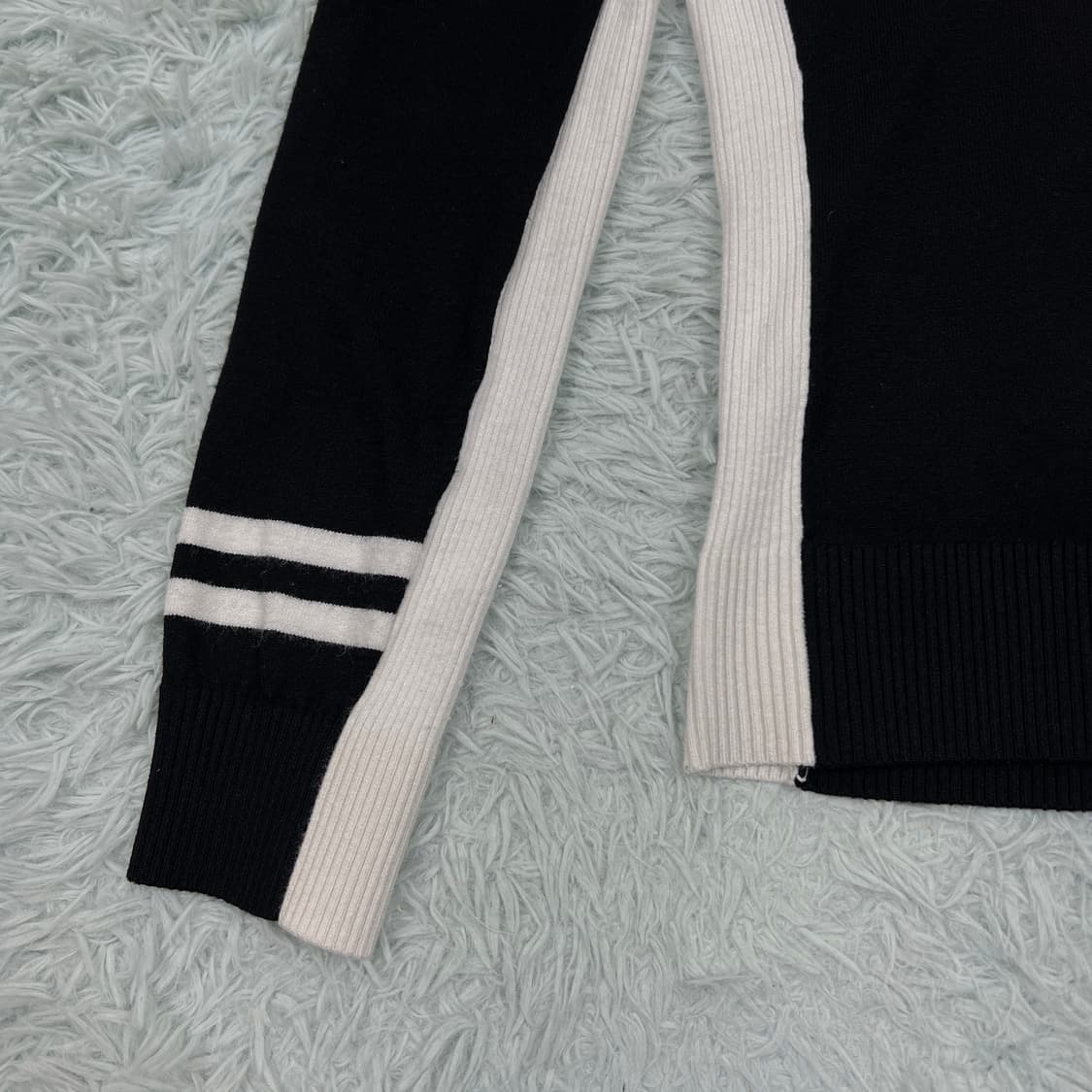 팬텀 여성 블랙&화이트 배색 니트 95 상품이미지3