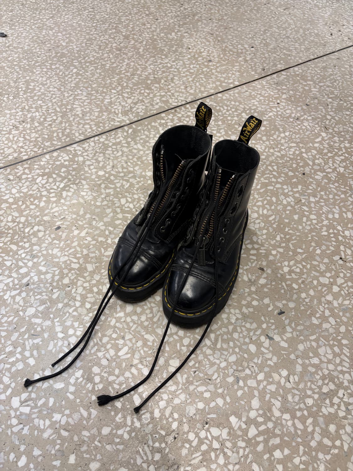 Dr. Martens Jadon Zip Boots – Black 상품이미지4