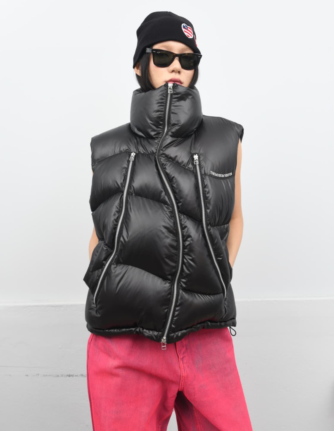 (L) 더뮤지엄비지터 커브트 지퍼 글로시 다운 베스트 상품이미지1