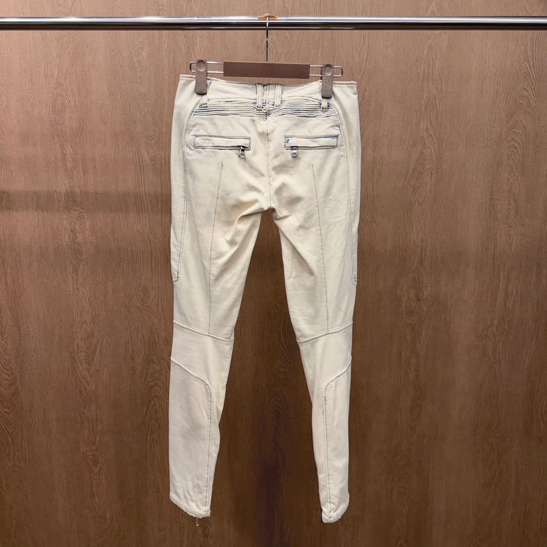 발망 팬츠 퀄팅 바이커 패널 언밸런스 플라이 디테일 슬림핏 아이보리 상품이미지3