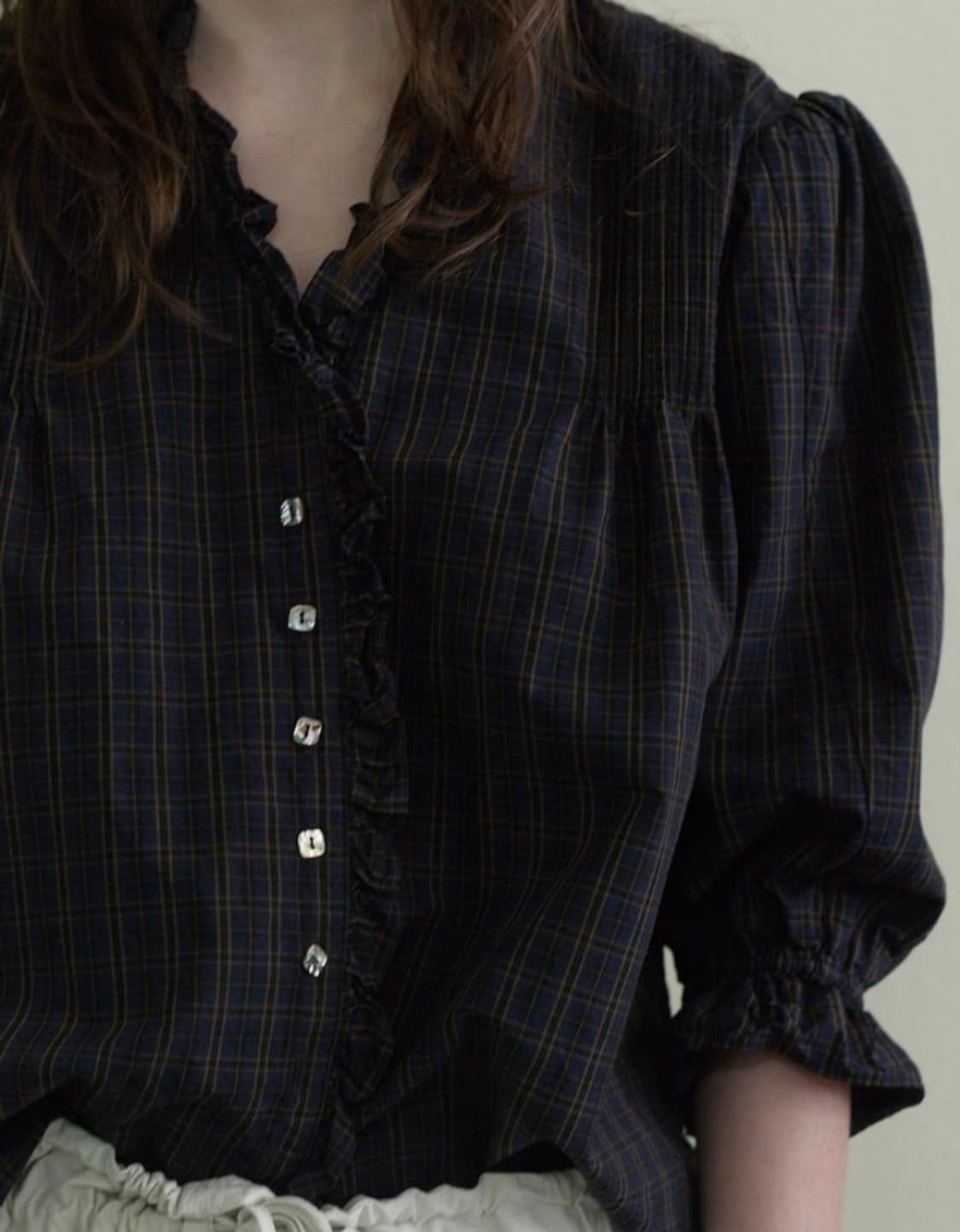 비아플레인 비아 빅토리아 프릴 블라우스 네이비 체크 상품이미지3