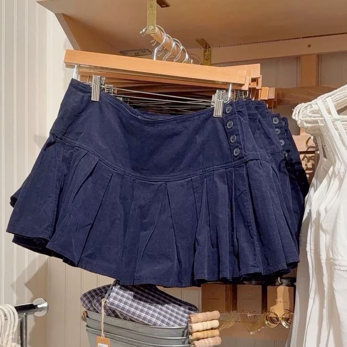 Brandy Melville 네이비 플리츠 스커트 상품이미지2