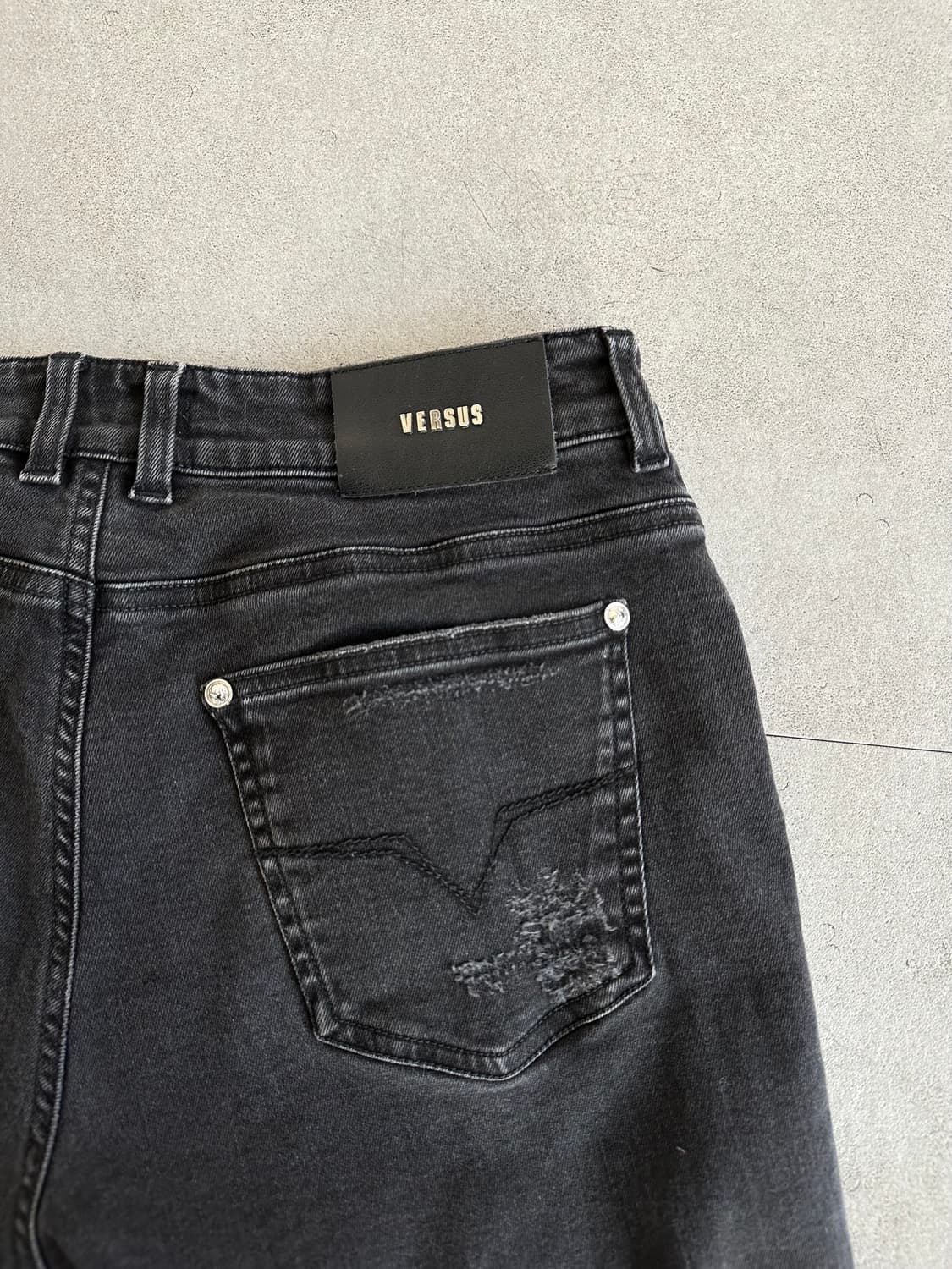 베르사체 베르수스 블랙 셔링 디스트로이드진 상품이미지8