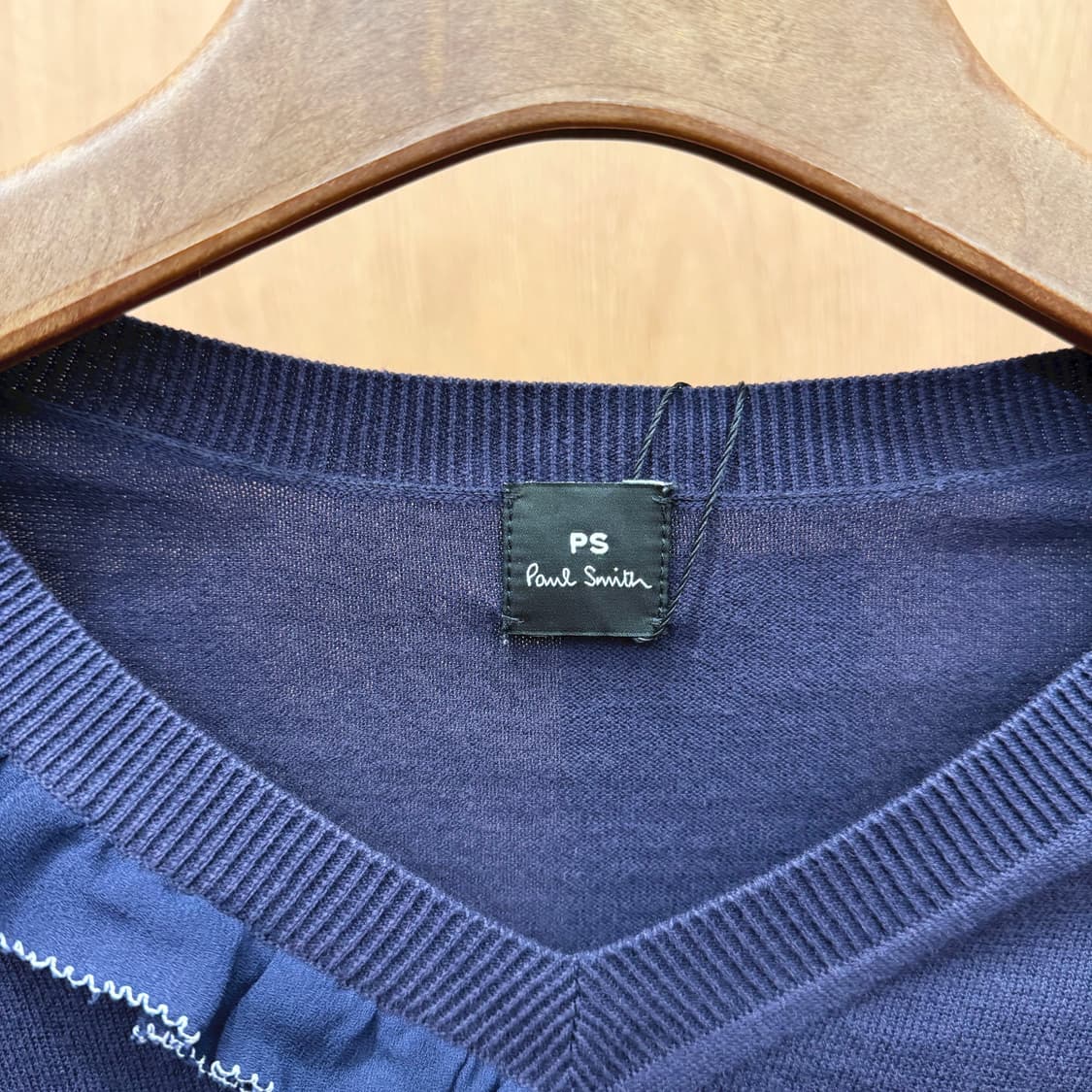 폴스미스 브이넥 코튼 긴팔 니트 프릴 러플 라인 디테일 레귤러핏 네이비 상품이미지6