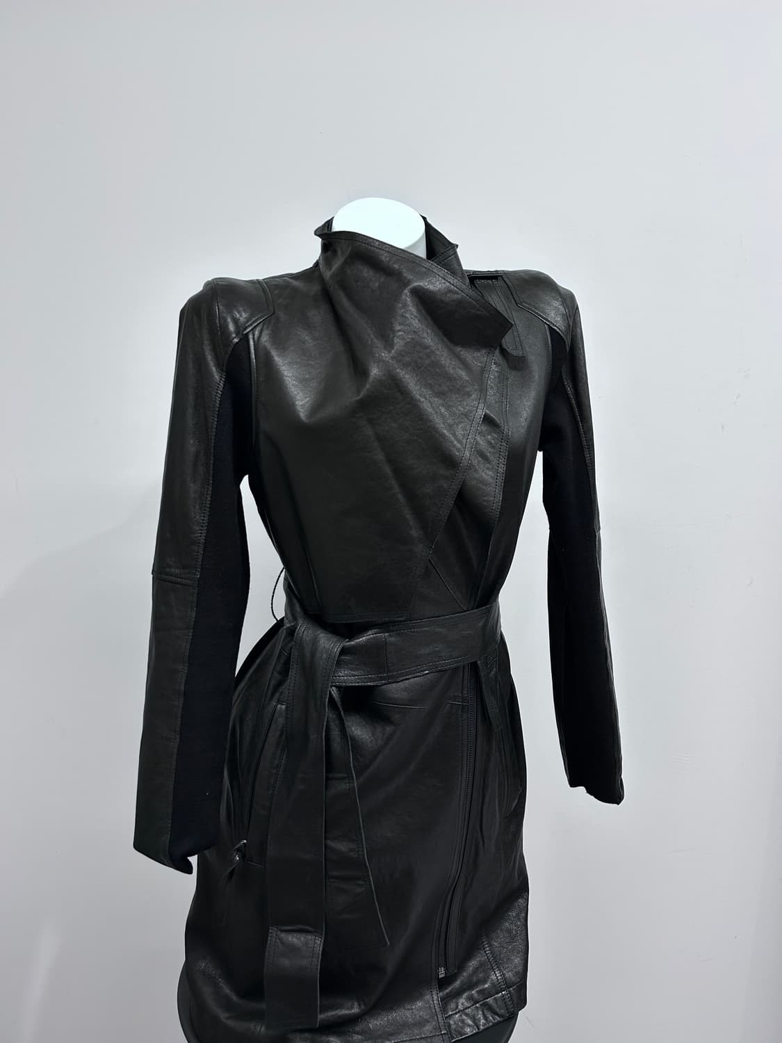 드레이프 카라 고딕 레더 코트 상품이미지6