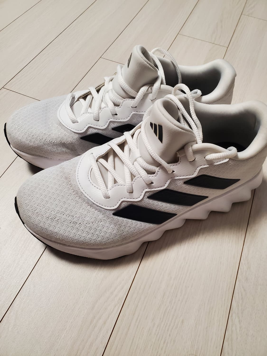 아디다스 운동화 스위치 무브 U 화이트 러닝화 ID5252 사이즈250
 상품이미지1