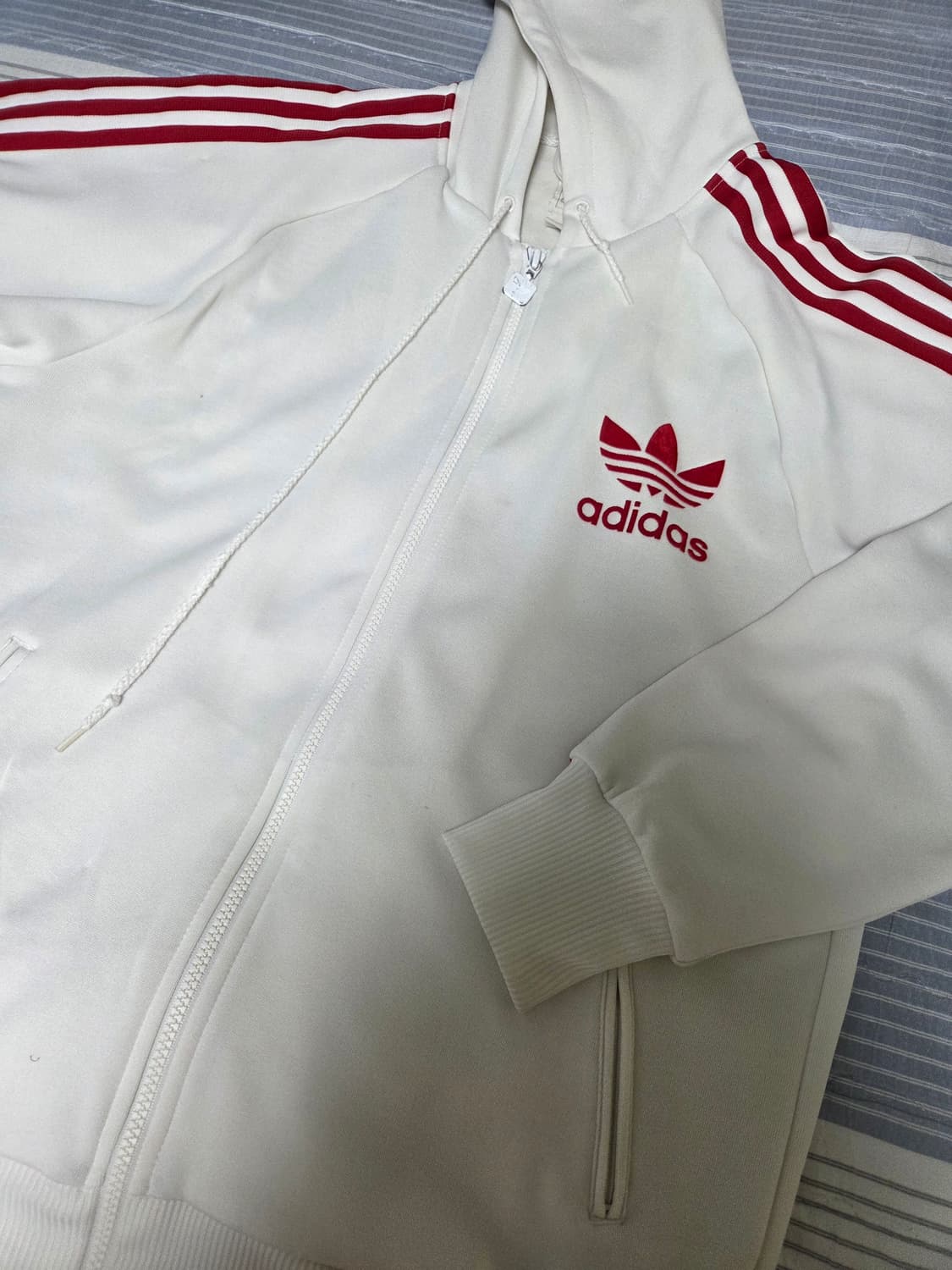 아디다스 대대장 흰빨후드플락 상품이미지1