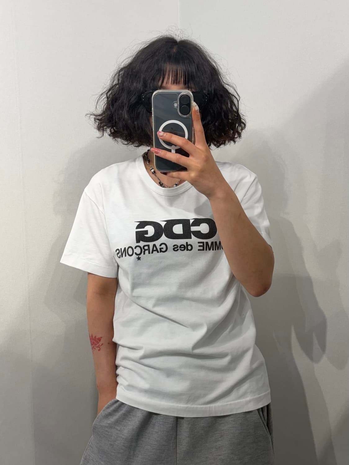 M 꼼데가르송 CDG 로고 반팔 티셔츠 화이트  상품이미지1