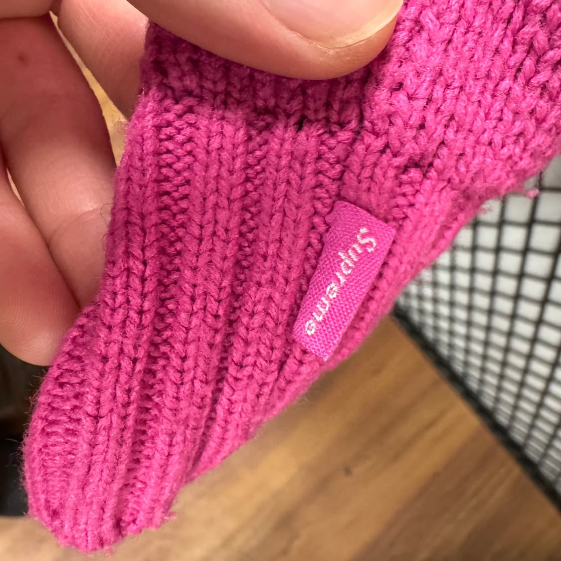 23FW 슈프림 체스트 스트라이프 스웨터 전면 로고 포인트 핑크 상품이미지7