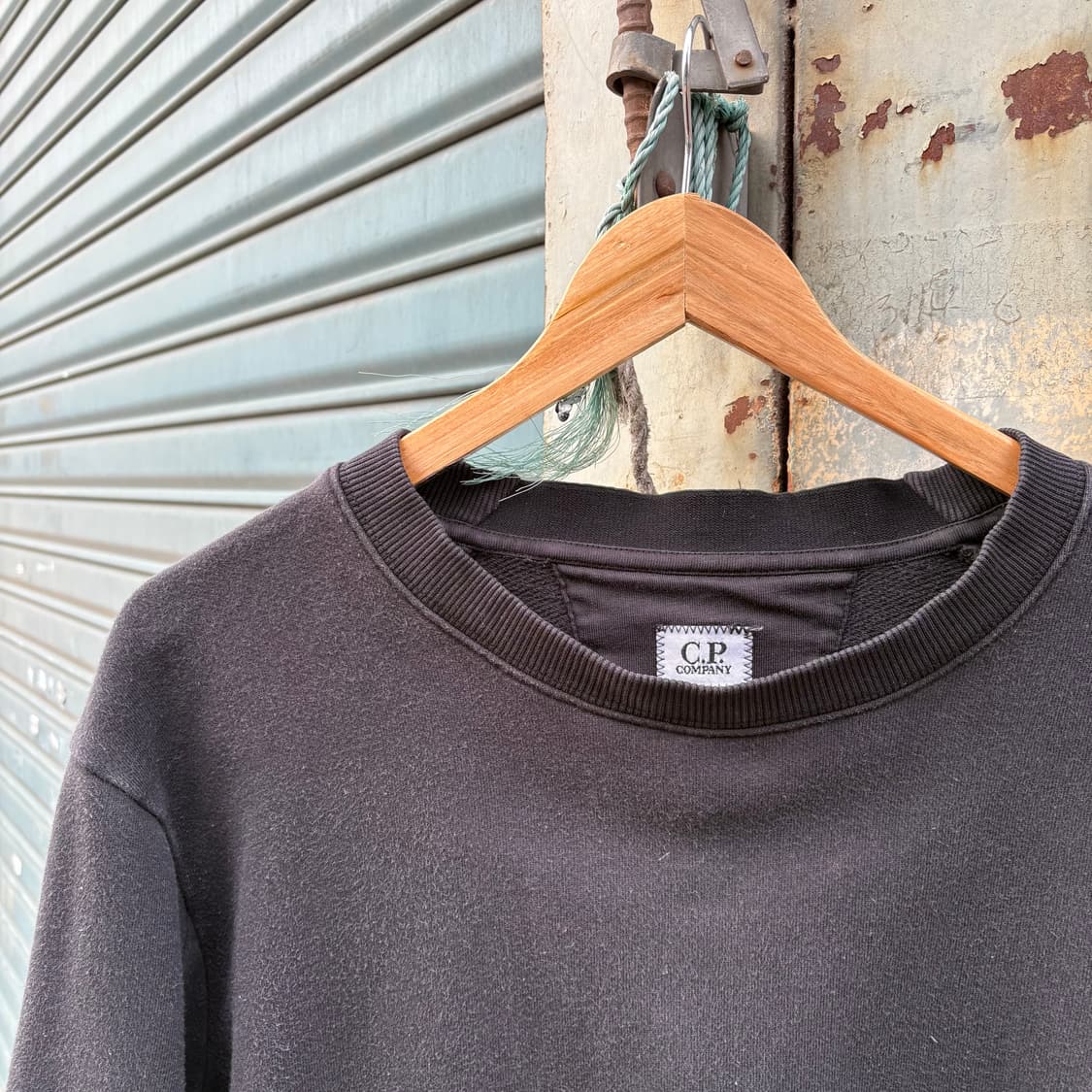 씨피컴퍼니 블랙 클래식 스웻셔츠 상품이미지3