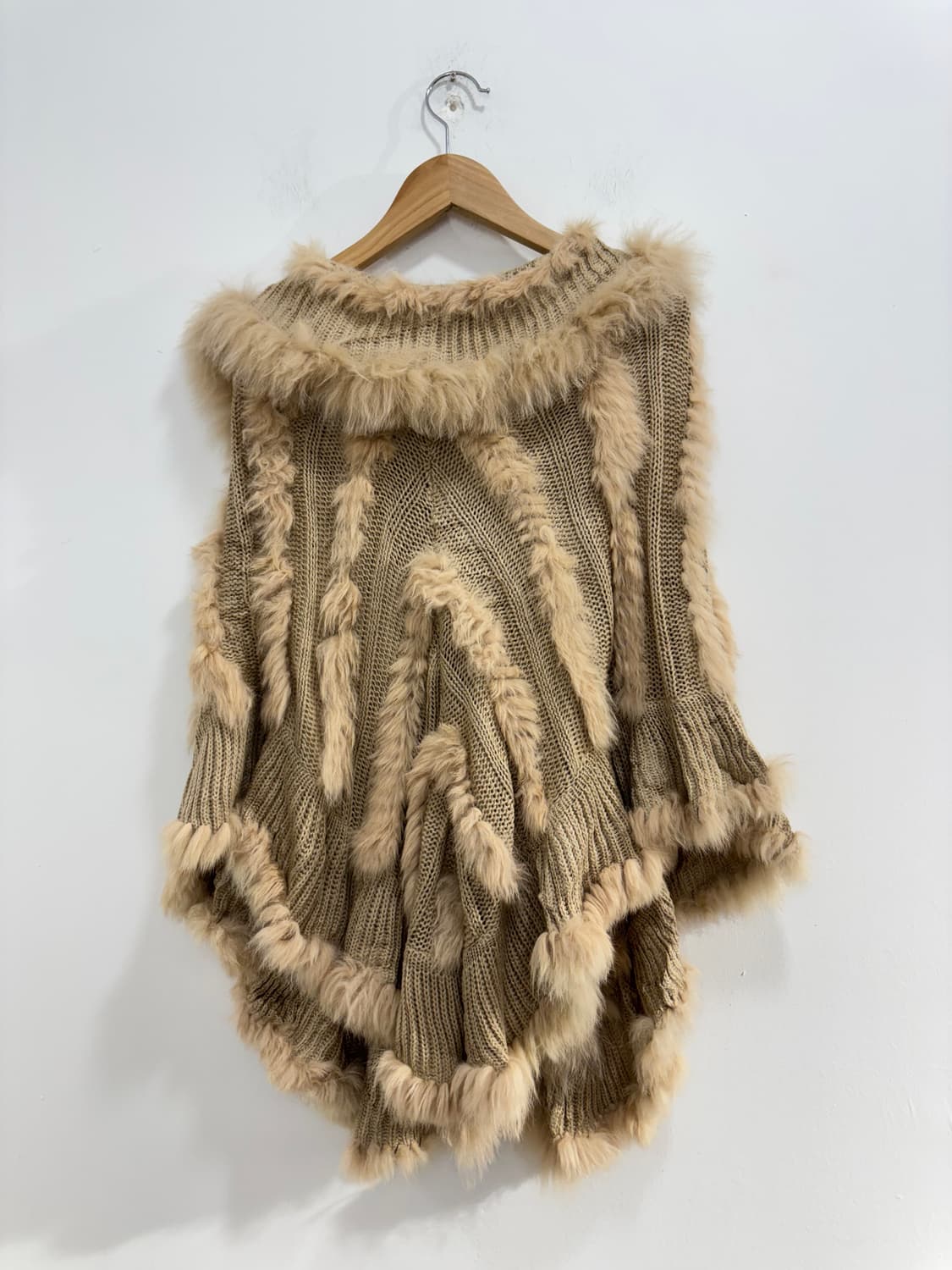 chelsea garb 베이지 퍼케이프 망토 상품이미지6