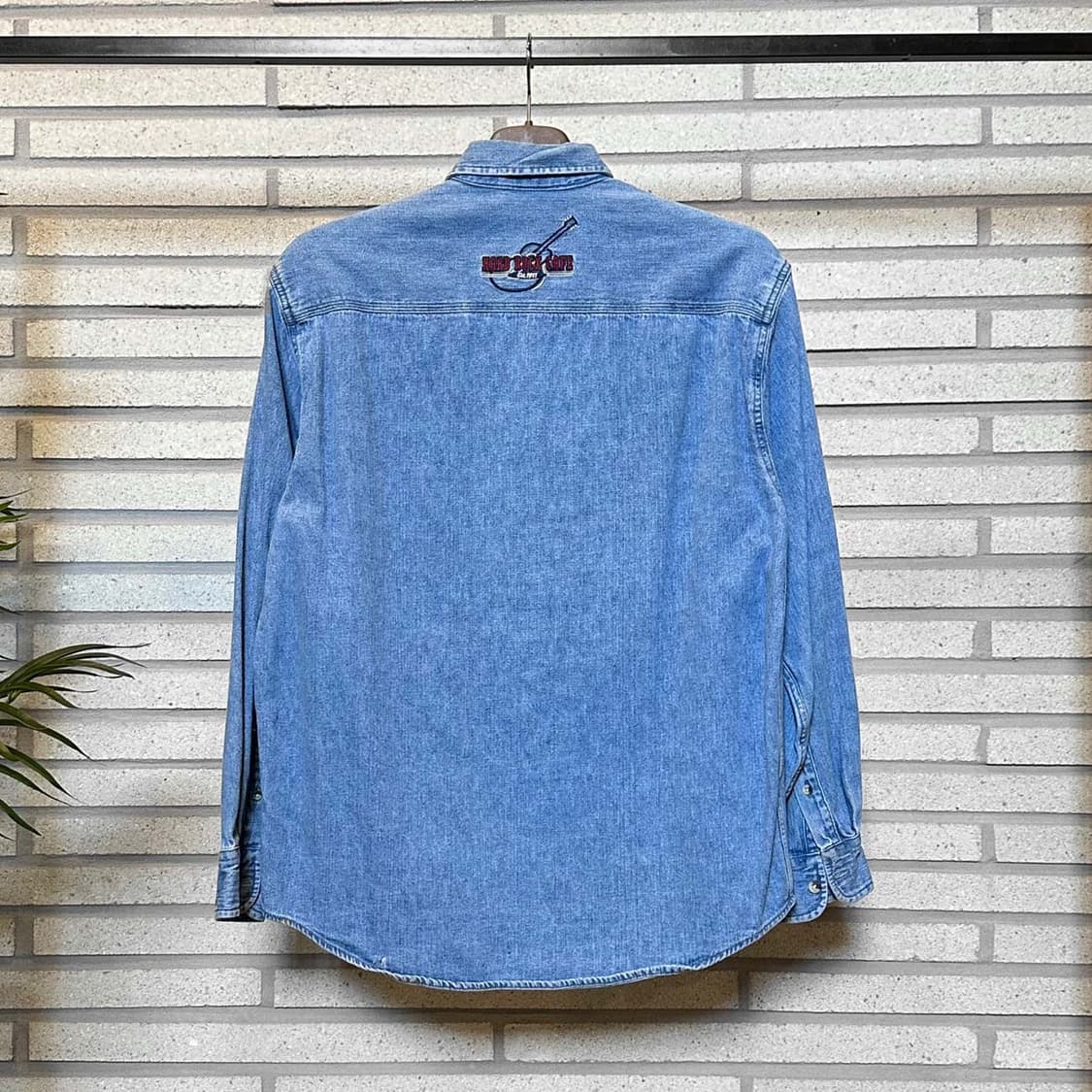 하드락카페 데님 긴팔셔츠 레터링 로고 자수 원포켓 디테일 중청 상품이미지3