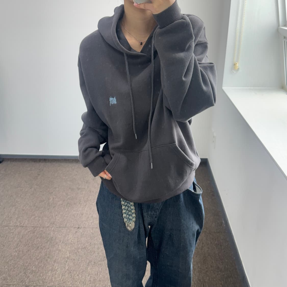 Brown Breath 브라운 프레스 백 포인트 로고 차콜 후드티 상품이미지1