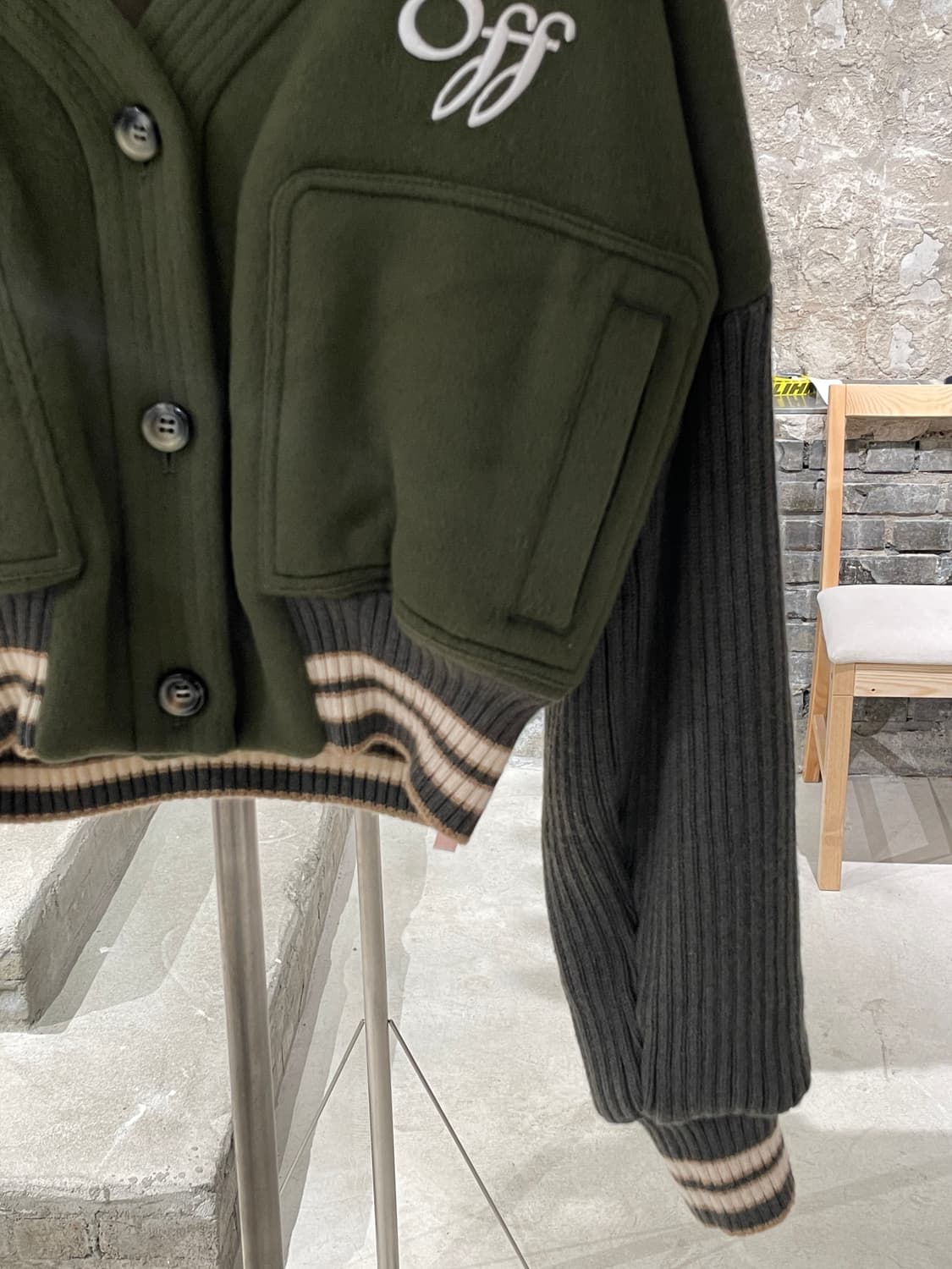 오프화이트 20F/W 카키 크롭 울 가디건 상품이미지5