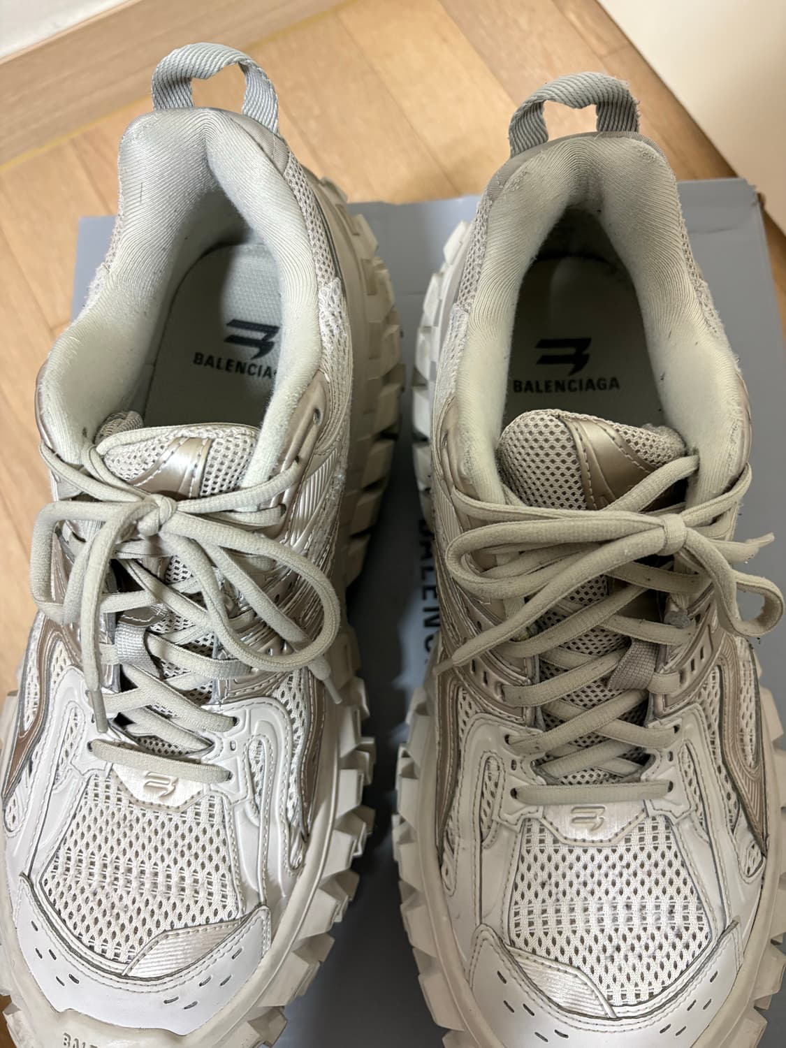 발렌시아가 디펜더 43 베이지 풀박 상품이미지2