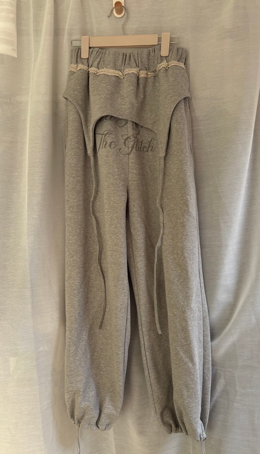 길라아카이브 OVERLAP SCRIPT SWEATPANTS_GREY 상품이미지1