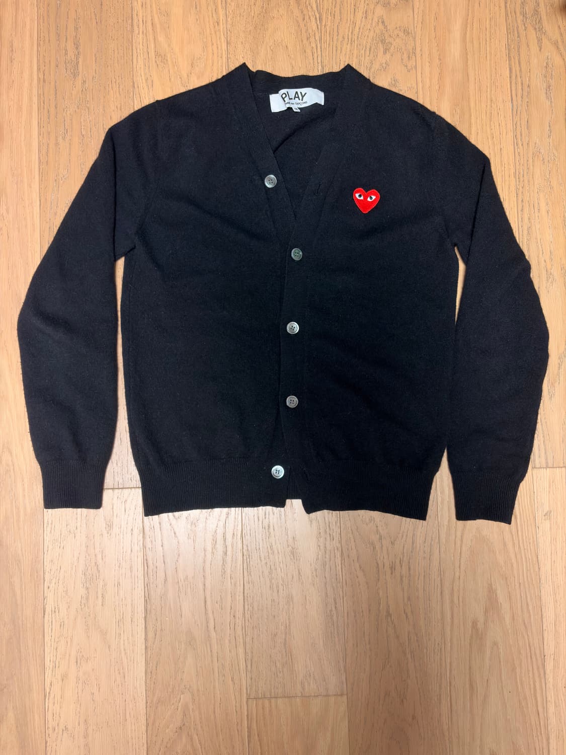 꼼데가르송 V넥 레드하트 블랙 가디건 팔아요! 상품이미지1