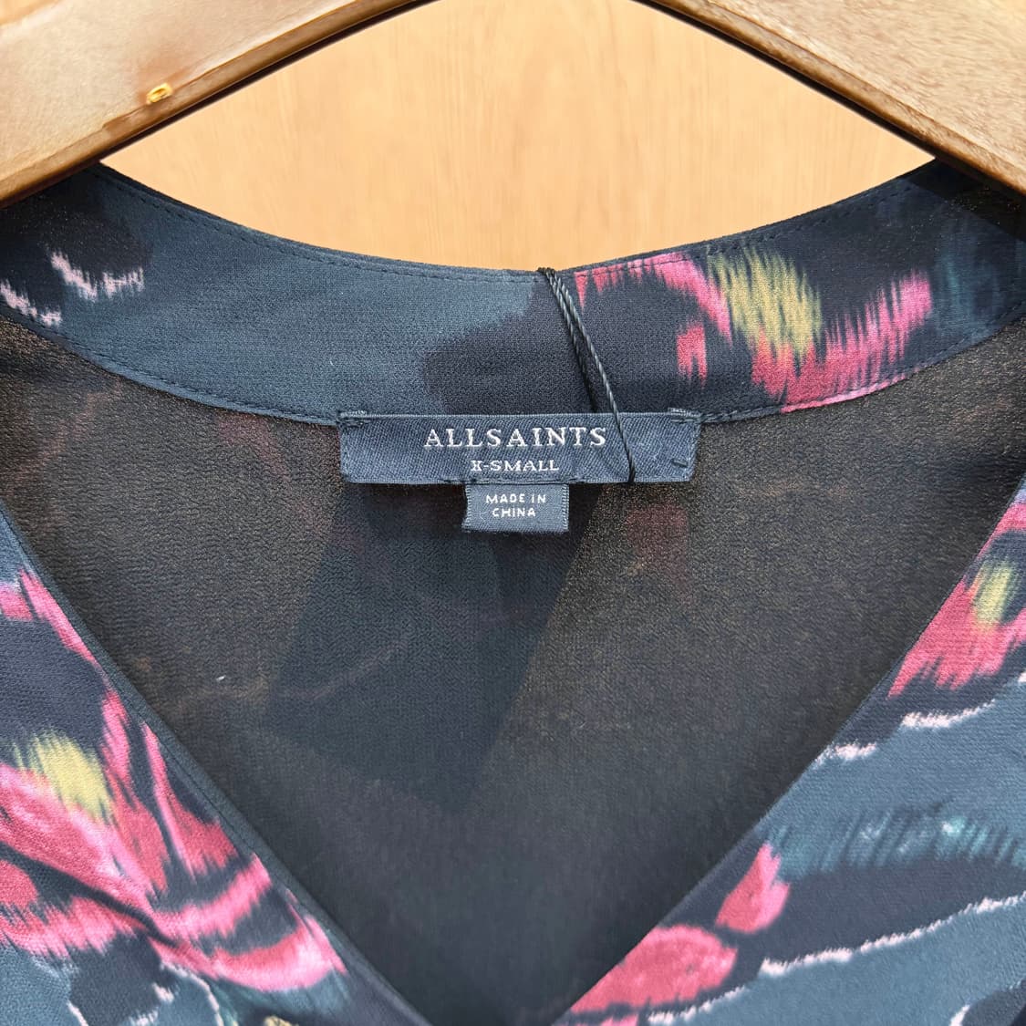 올세인츠 브이넥 미디 원피스 플로럴 프린팅 셔링 밴딩 디테일 슬림핏 블랙 상품이미지6