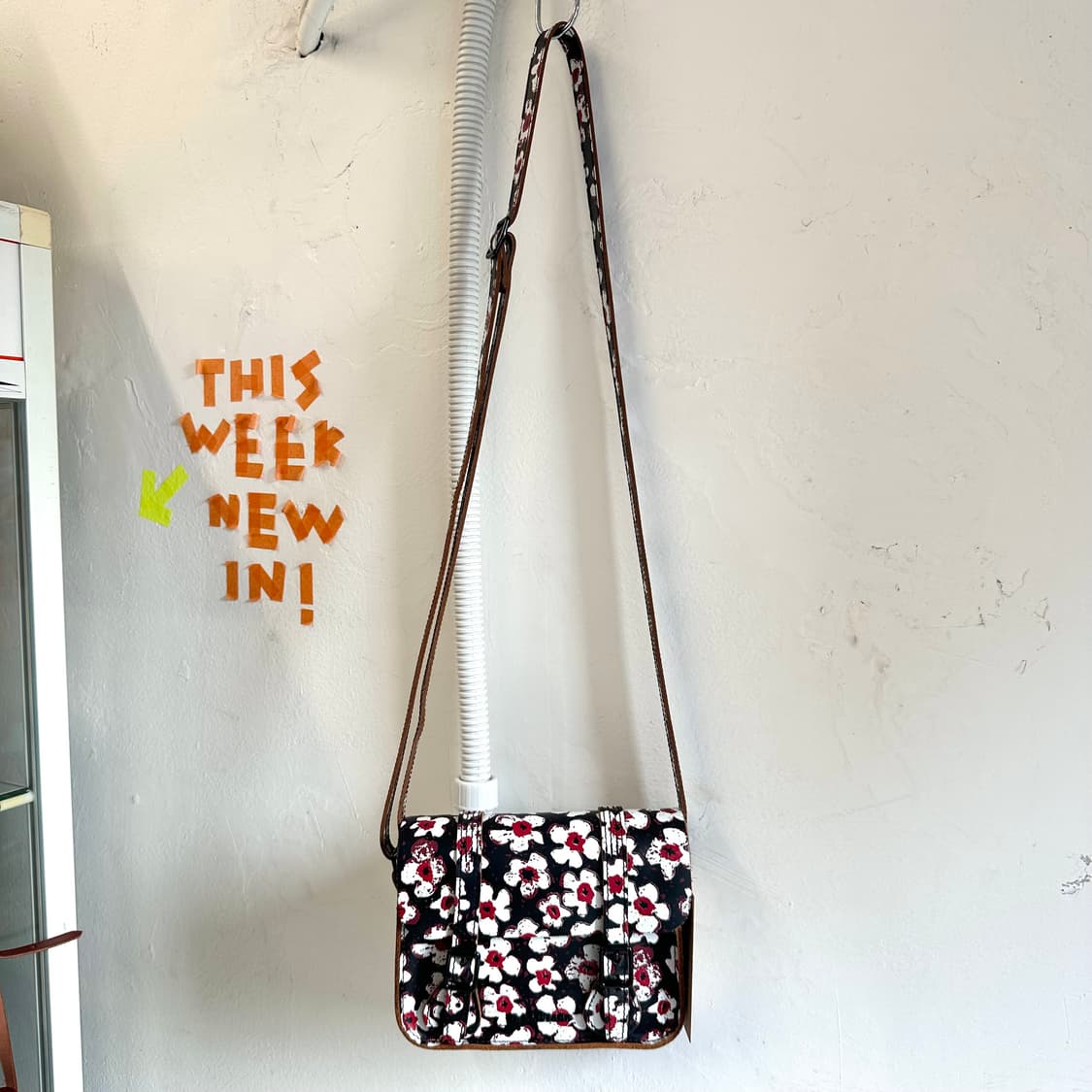 닥터마틴 플라워 프린팅 레더 사첼백 상품이미지2