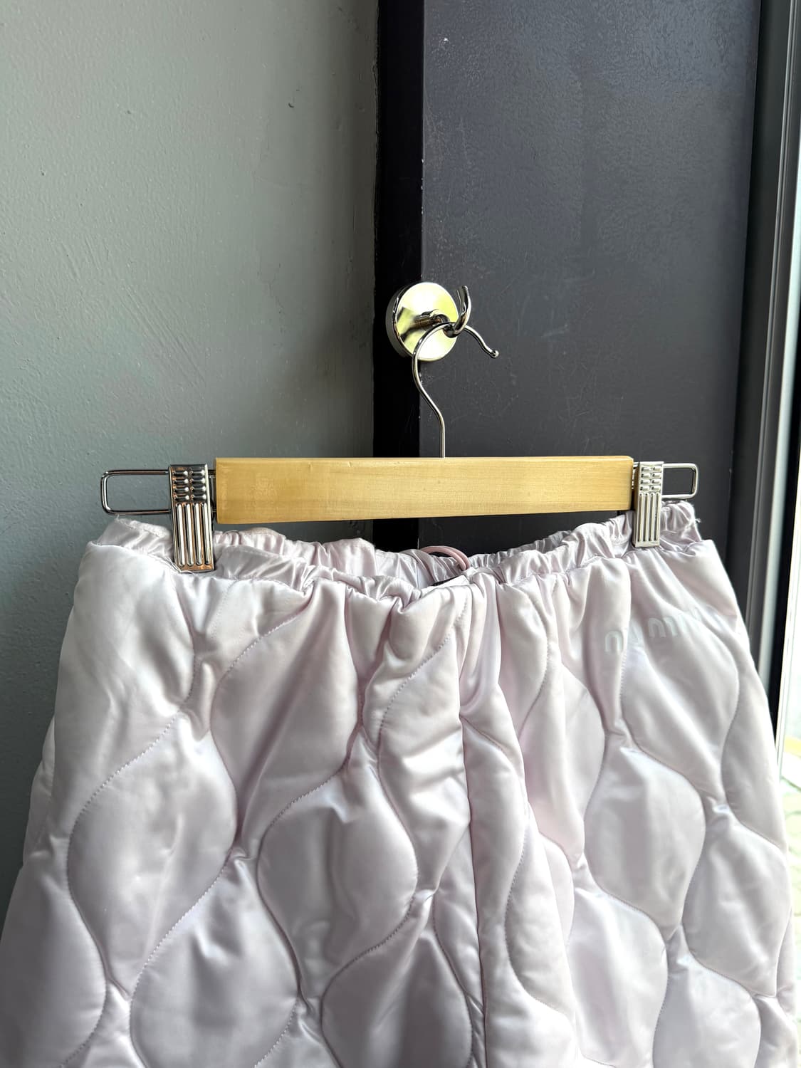 40/ 미우미우 퀄팅패딩 7부 백로고 팬츠 상품이미지8