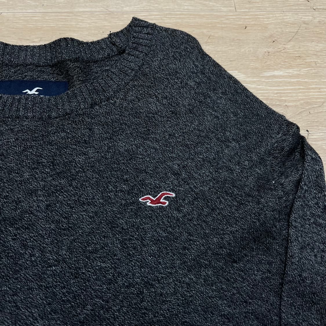 홀리스터 자수 로고 크루넥 라운드넥 니트 [차콜] M/95 상품이미지4