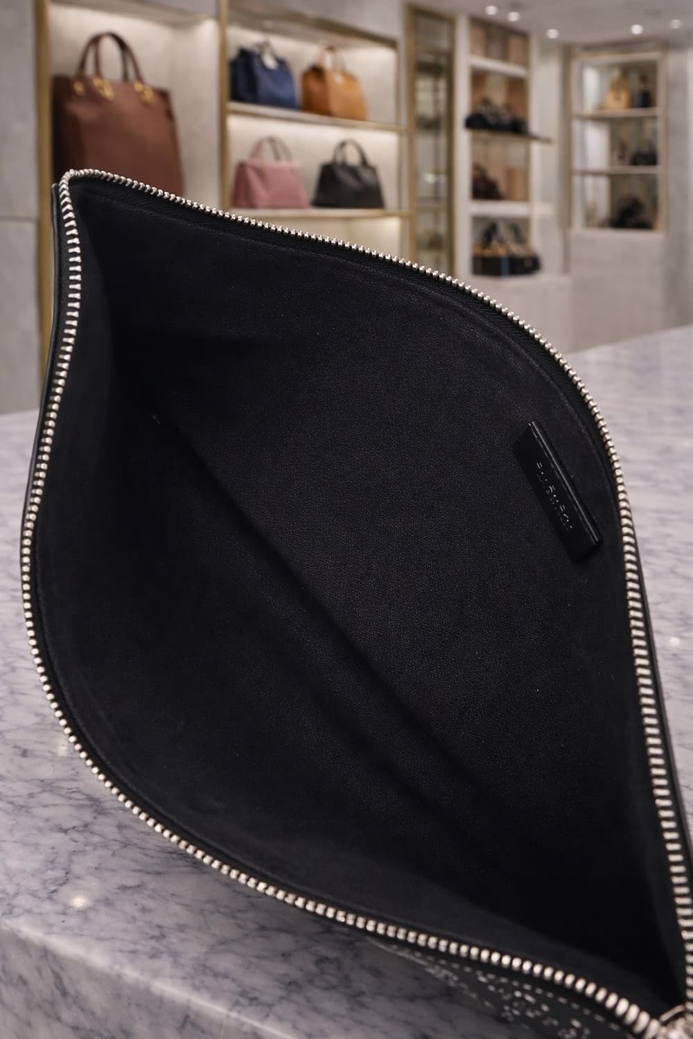 [S급] 지방시 스터드 장식 레더 클러치백 판매합니다!!! 상품이미지2