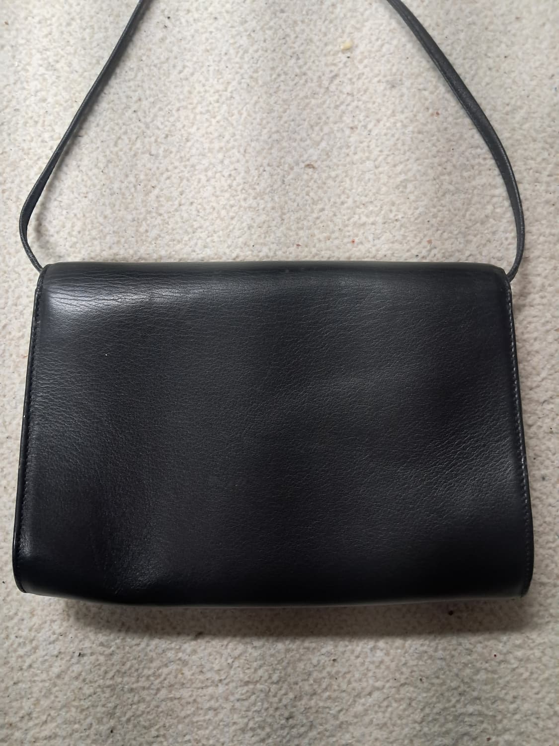 지방시(Givenchy)의 빈티지 블랙 가죽 숄더백 상품이미지3