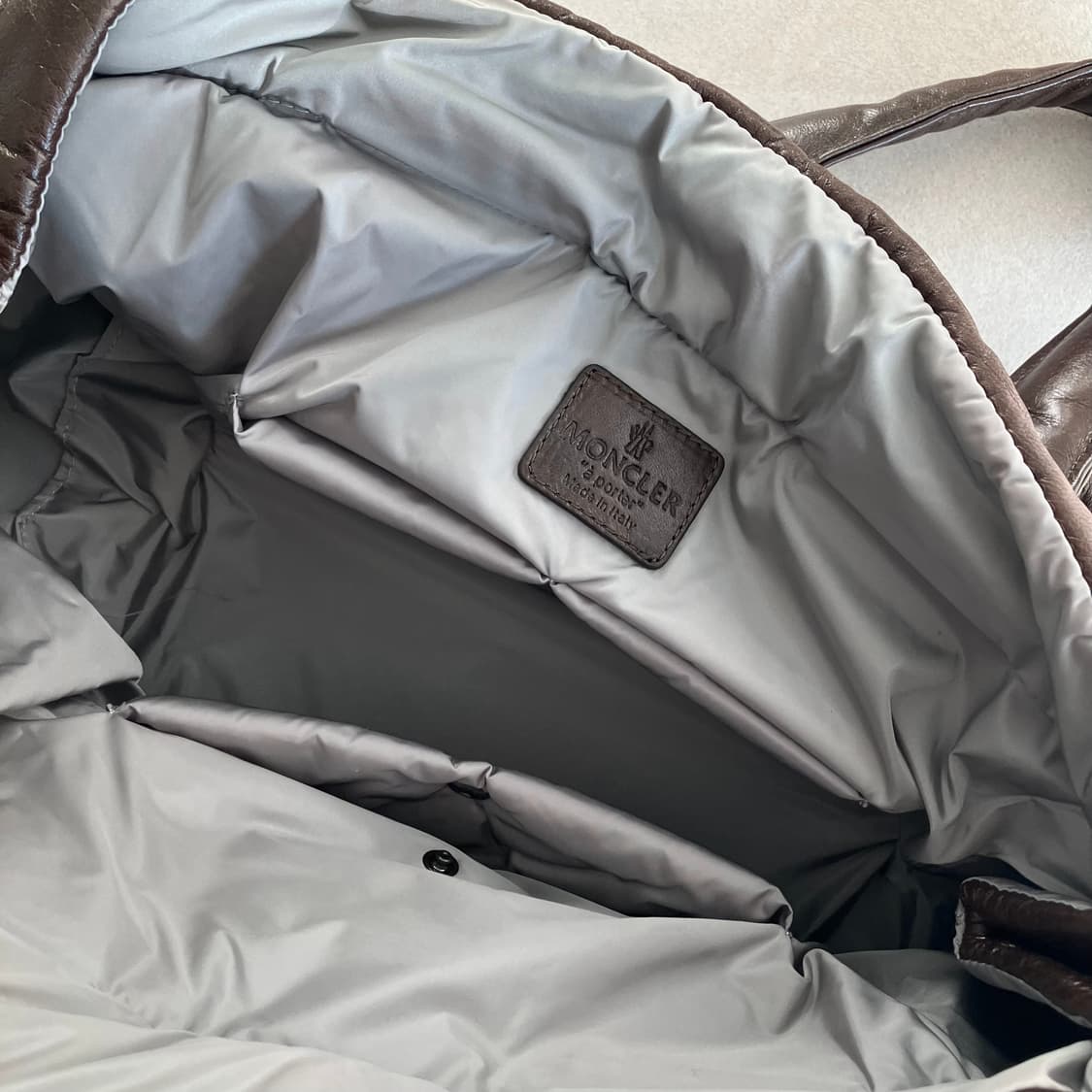 몽클레어 브라운 패디드 숄더백 상품이미지5