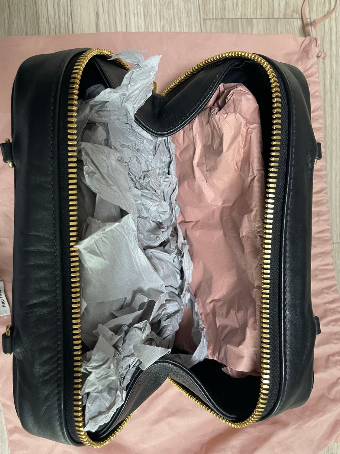 미우미우 엠보싱 로고 블랙 체인백 상품이미지6