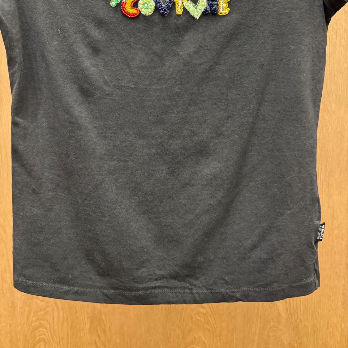 베르사체 진스 반팔 티셔츠 꾸뛰르 비즈 자수 로고 디테일 슬림핏 블랙 상품이미지5