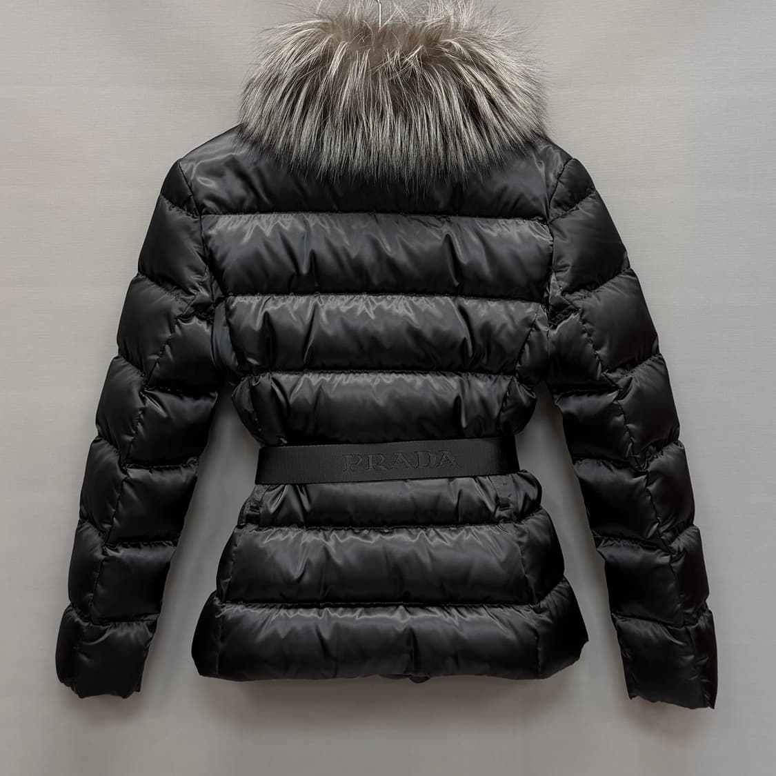 프라다 폭스퍼 트리밍 벨트 로고 숏 패딩 (33 44) 상품이미지4